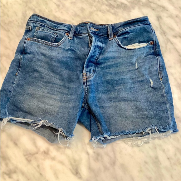 Women’s distressed straight size 12 shorts gently used 🌸🌸🦋🦋 - Picture 1 of 3
